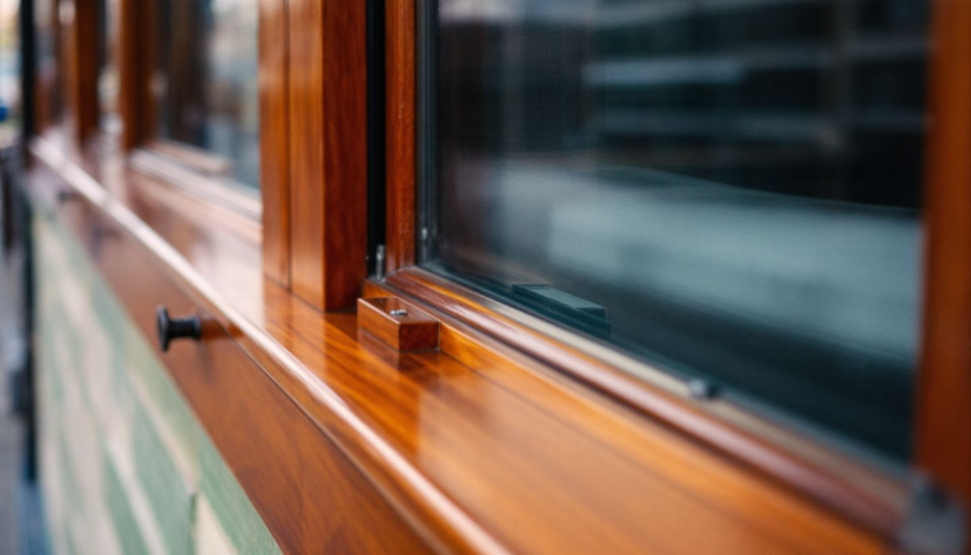 Techniques et avantages du relaquage de menuiseries dans la rénovation